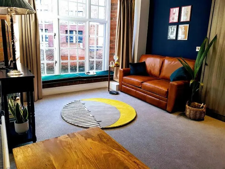 Cocoa Lily - River fronted studio with secure parking