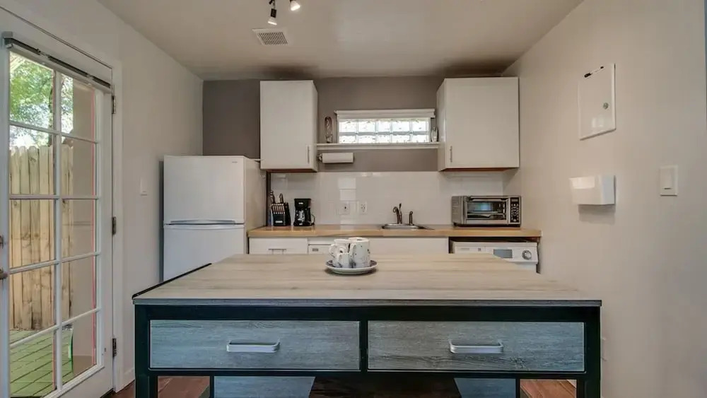 Charming Mid Town Guest House W/private Patio!