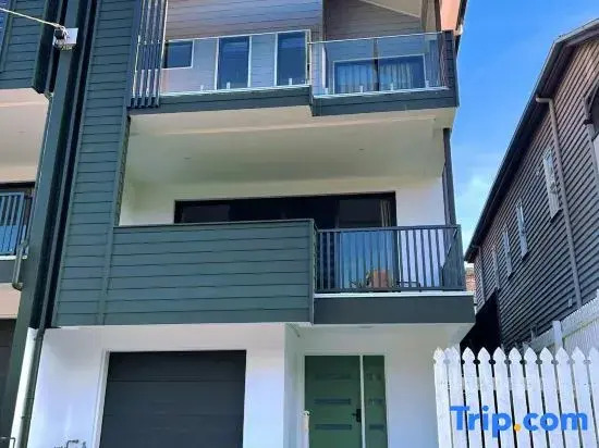 Brand new 4-bedroom duplex apartment with central air conditioning
