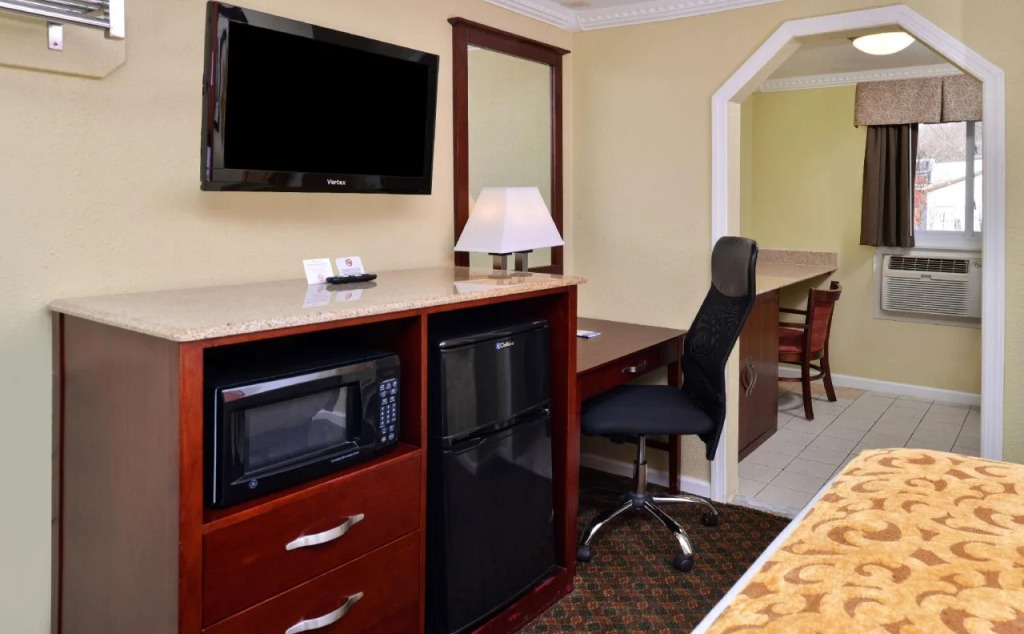 Red Carpet Inn and Suites - Cheshire