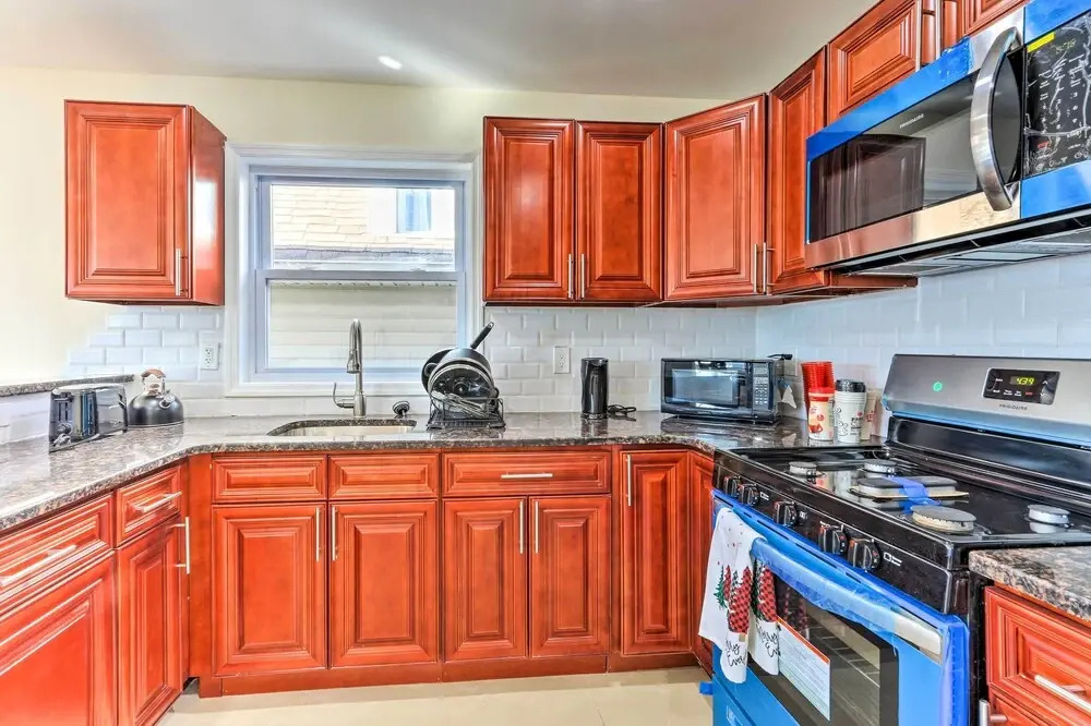 Bright Irvington Home ~ 2 Mi to Prudential Center!