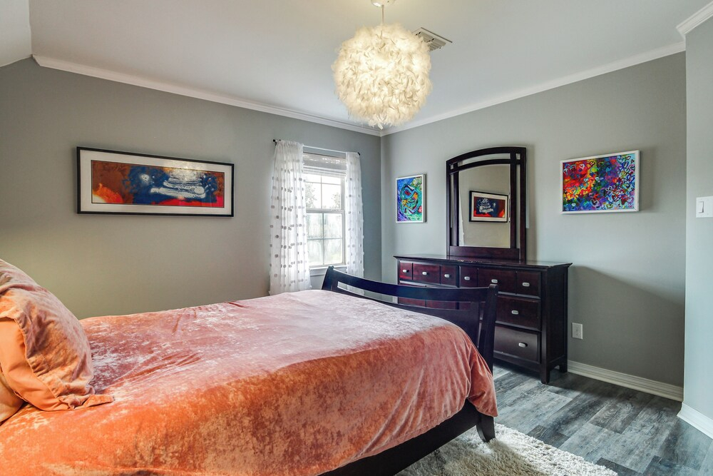 Walk to Beach, Fenced Patio: Bay St Louis Getaway!