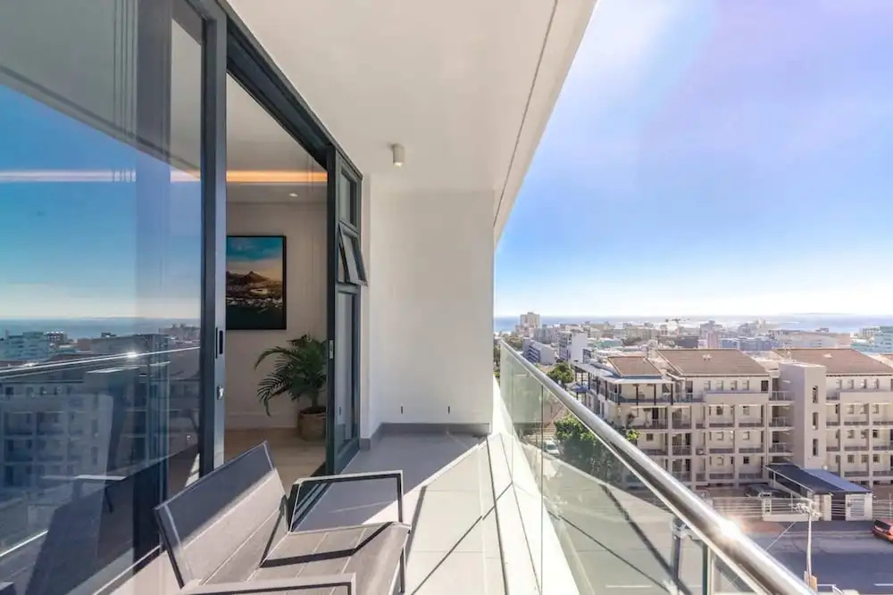 Modern and Bright 1BD APT in Sunny Sea Point