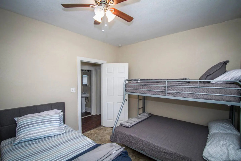 Virginia #A Cozy 2BA/1BA near Downtown Sleeps 8