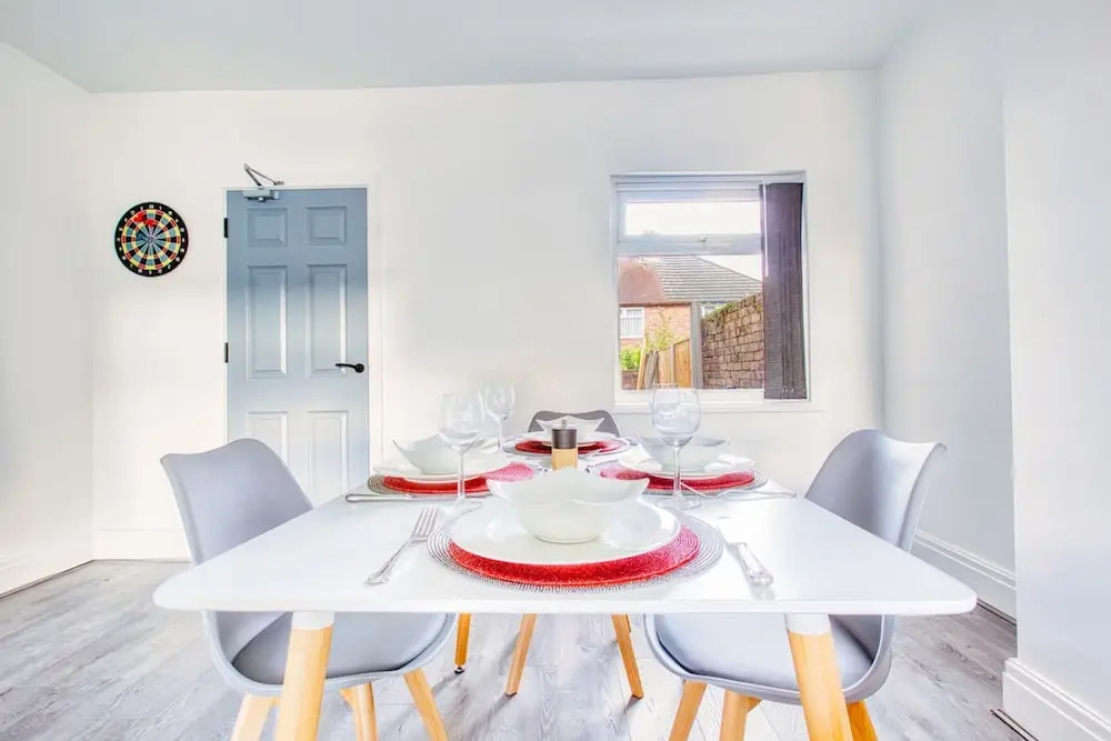 Modern 3-bed Home Sleeps 6 With Parking Fast Wifi Perfect for Contractors Long Stays