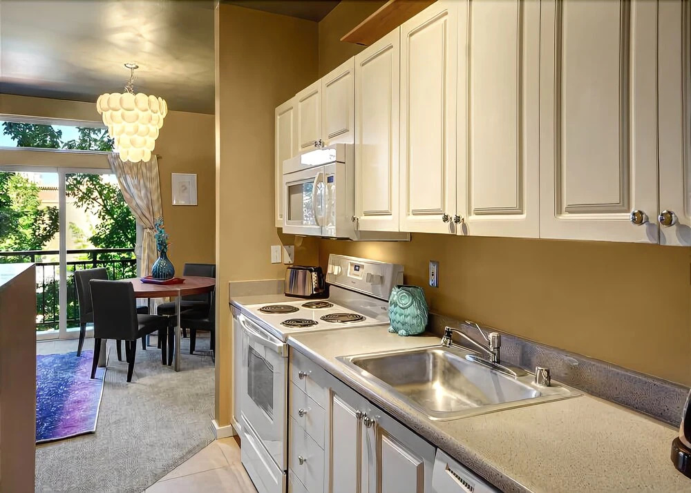 Belltown Court Bay - Studio Apartment with Sea View