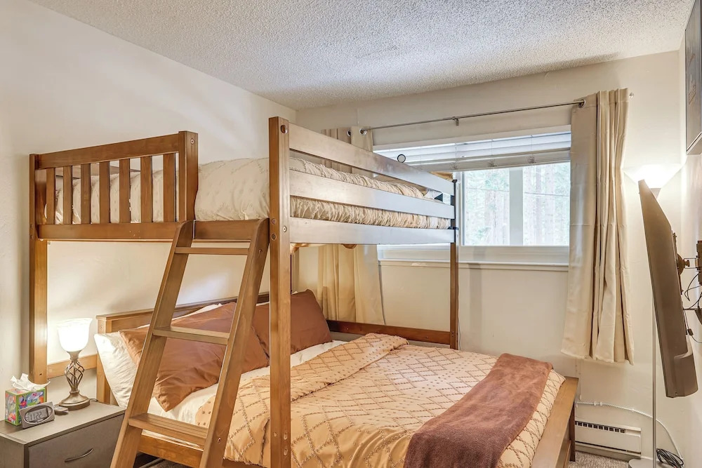 1 Mi to Diamond Peak Ski Resort: Forest-View Condo