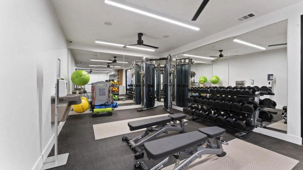 Prime Soco Bright 2BR King Suite w Pool Parking