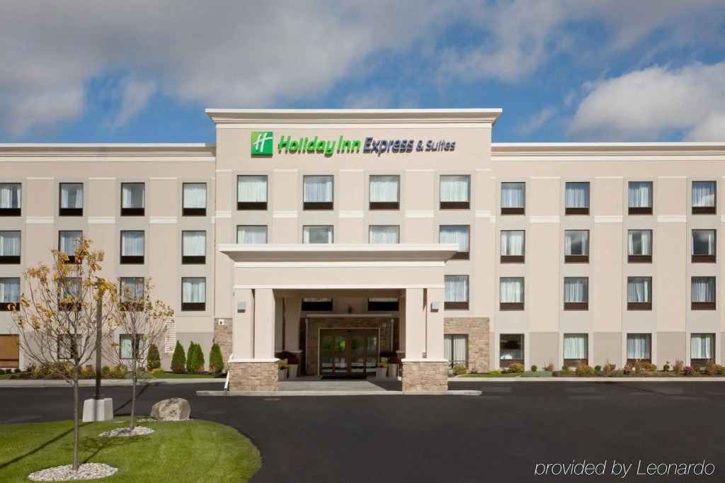 Holiday Inn Express & Suites Malone by IHG