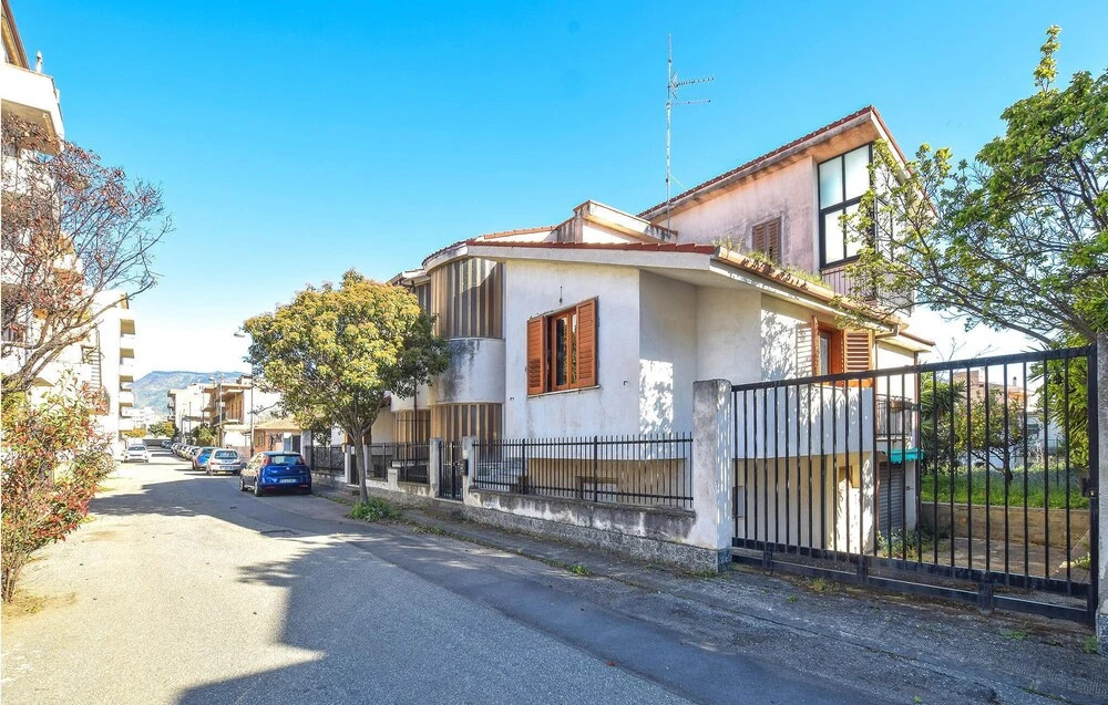 Beautiful Home in Reggio Calabria With Wifi and 3 Bedrooms