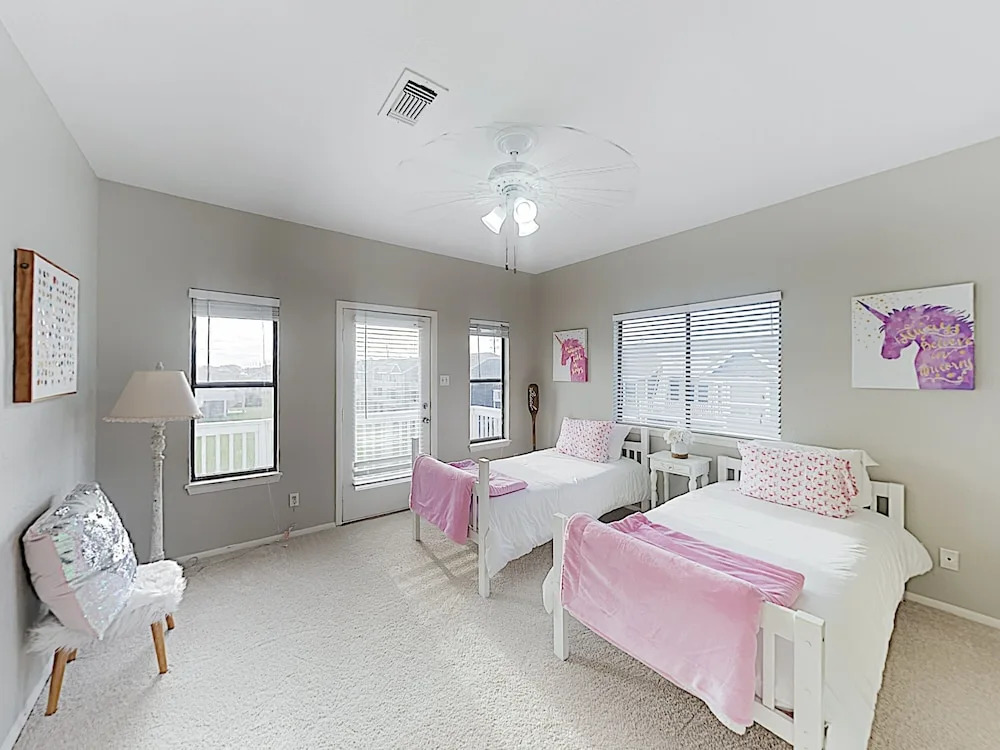 New Listing! Chic Karankawa , 1 Block To Beach 3 Bedroom Home