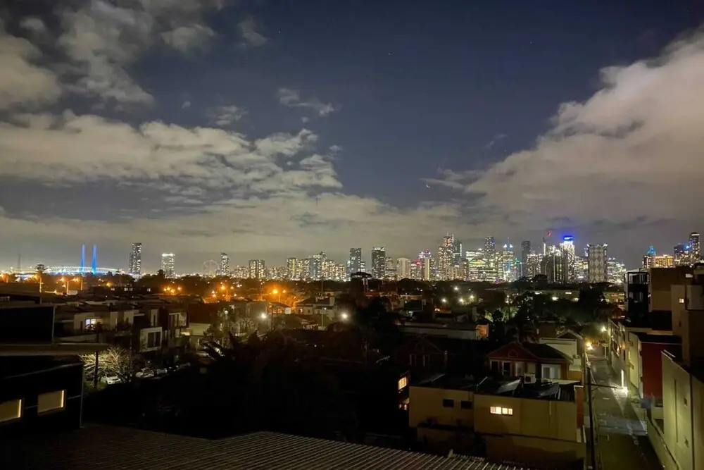 Stylish 2 Bedroom Apartment in Port Melbourne With City Views