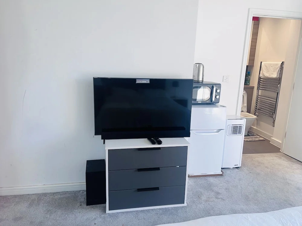 Lovely 1-bedroom With Private Balcony Near Barking