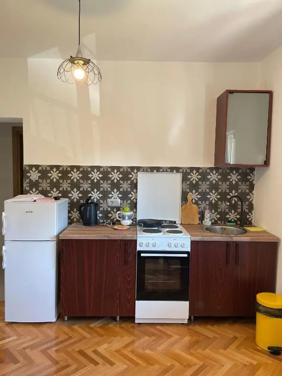 Entire 1-bedroom apartment with free parking