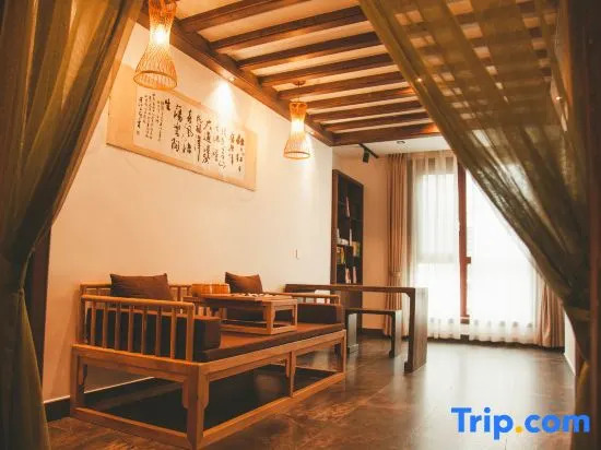 Wuyuan Fangzi Tea Homestay (Wuyuan High-speed Railway Station Xiangao Ancient City Branch)
