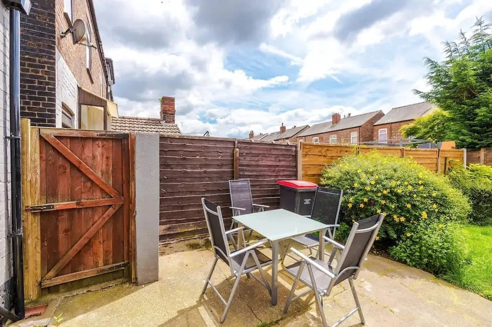 NEW Spacious Home Ideal for Groups Free Parking