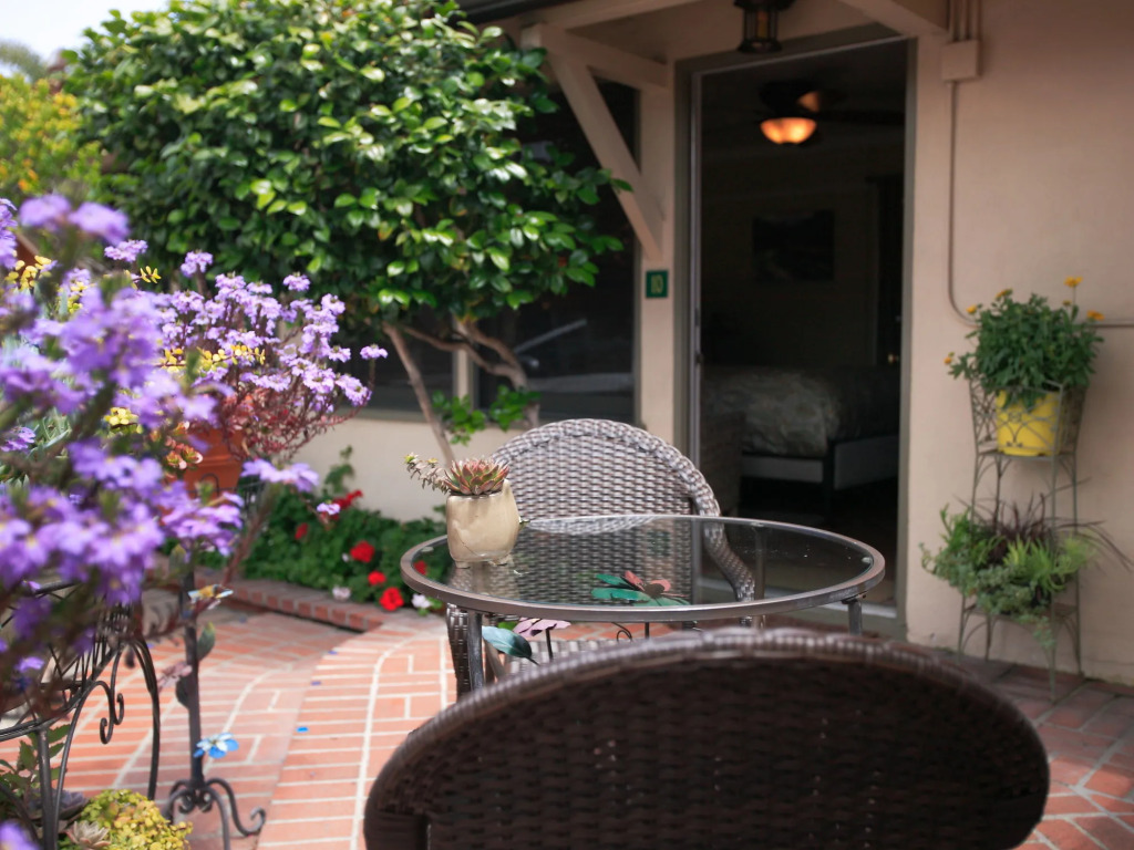 Harbor House Inn