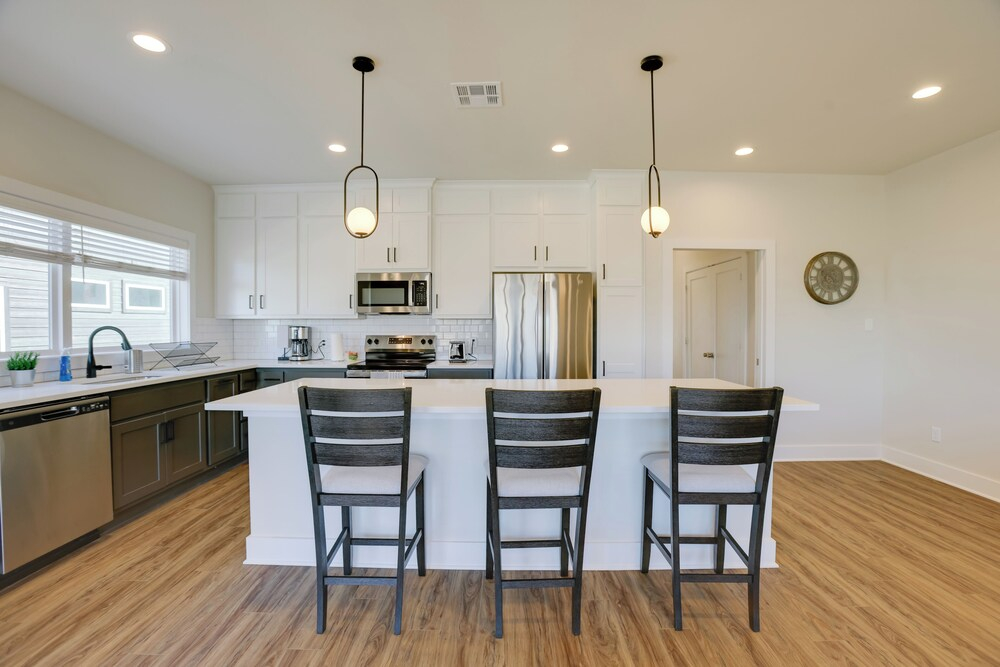 < 1 Mi to Texas A&m: Group Getaway w/ Balcony!