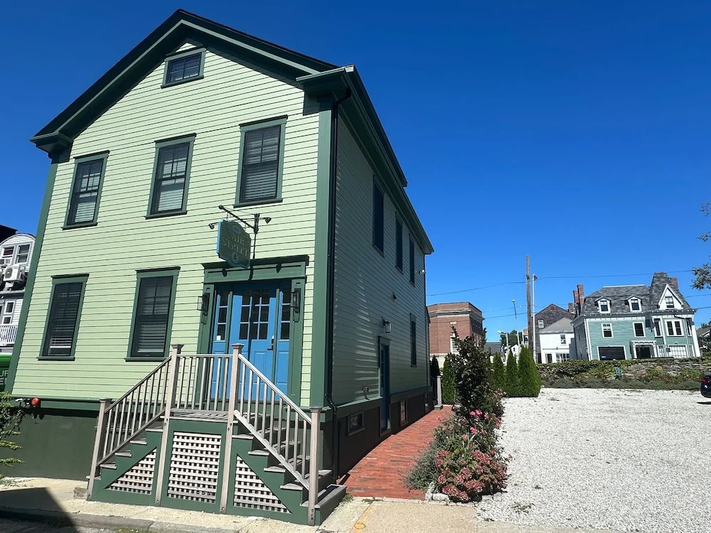 Epic Downtown Newport location w Parking