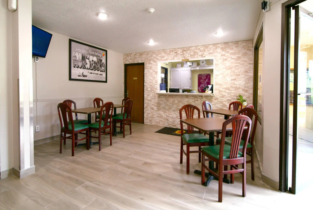 Super 8 by Wyndham Red Wing