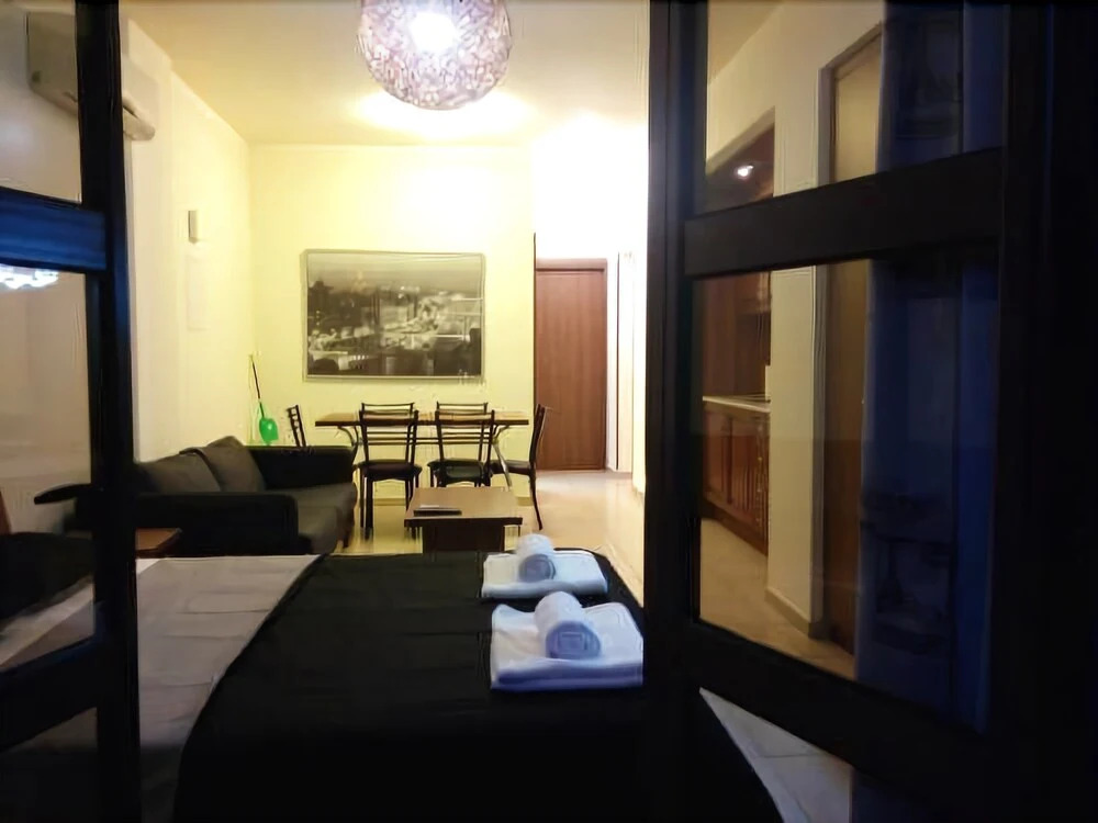 Lakis Court