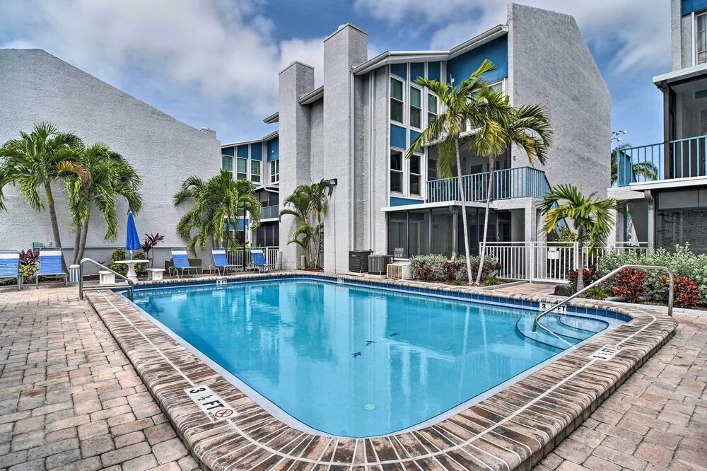 Elegant FL Condo w/ Pool: Walk to Madeira Beach!