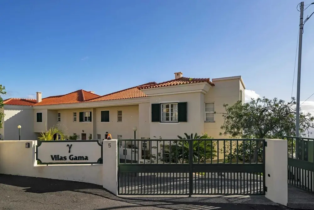 Casa Skyline by An Island Apart