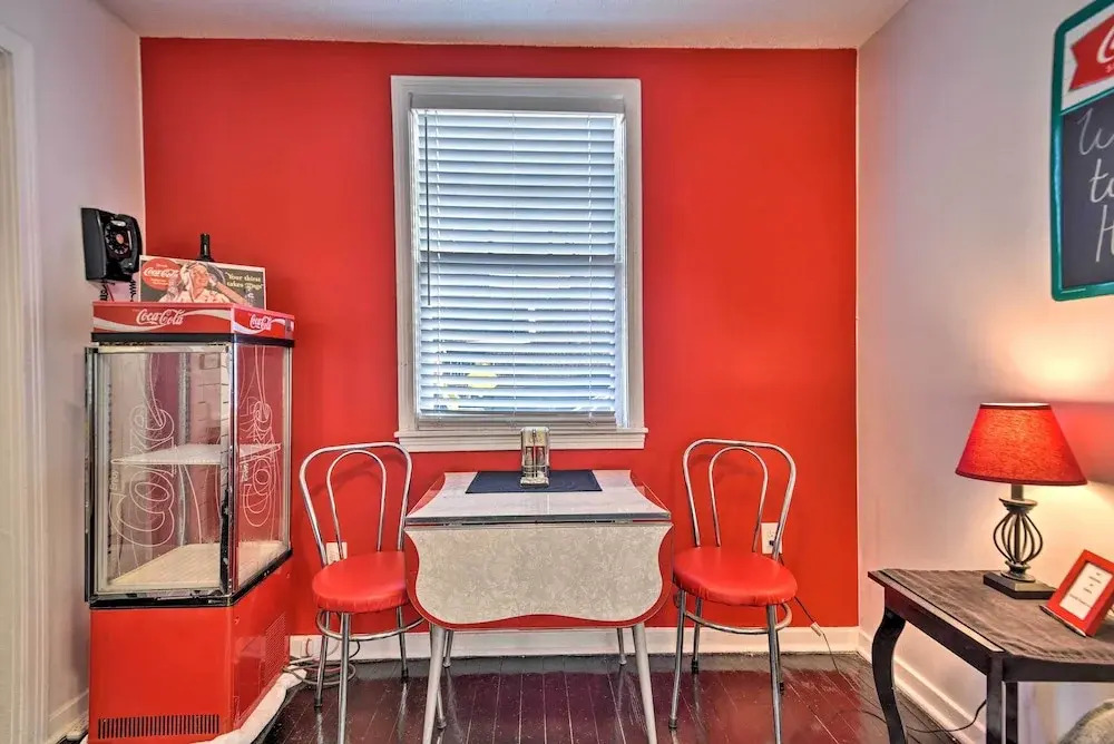 Retro-style Studio in Historic Downtown Home!