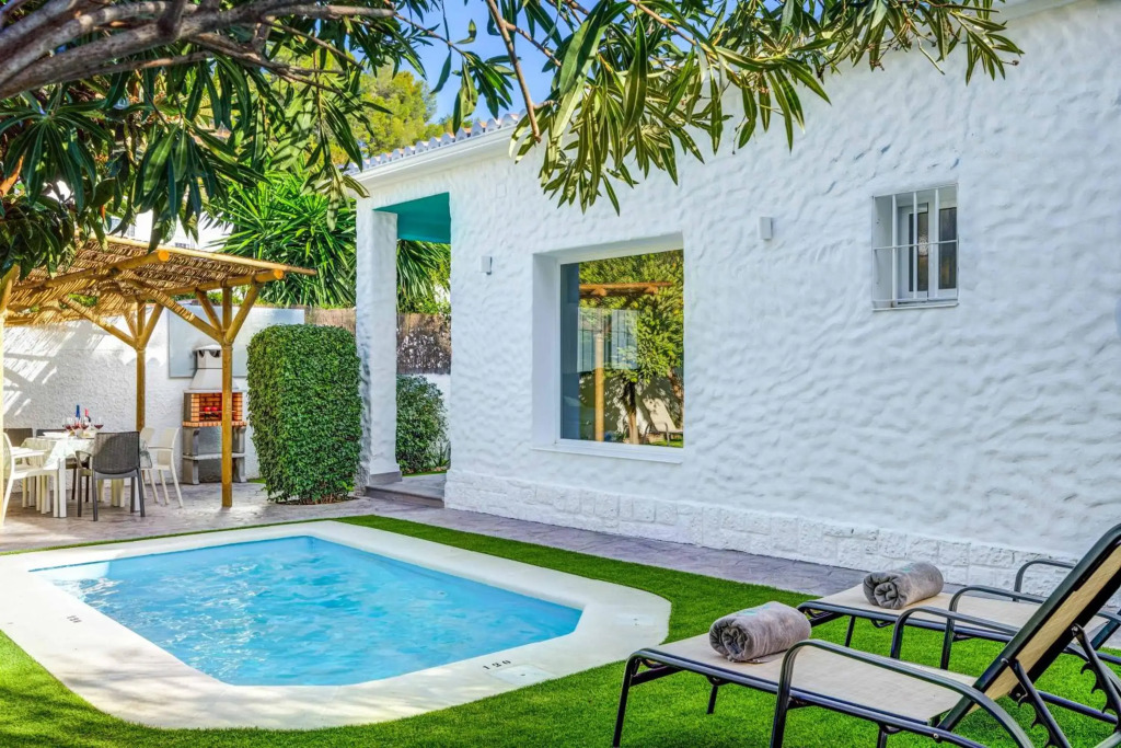 Villa Conchita By Seric,15´ walking to the beach