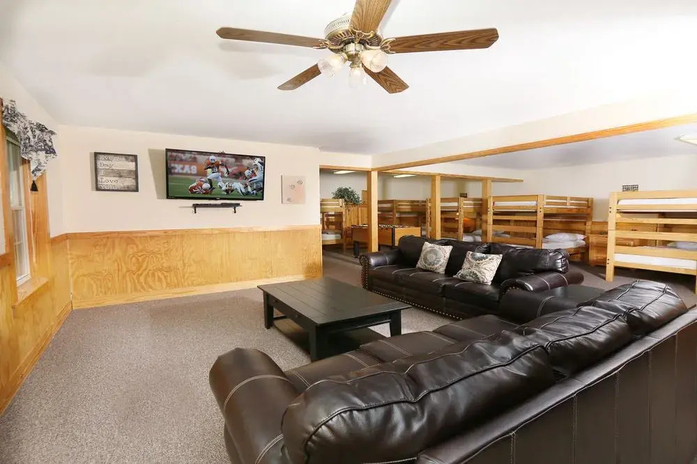 Holly Grove 1 3 Br cabin by RedAwning
