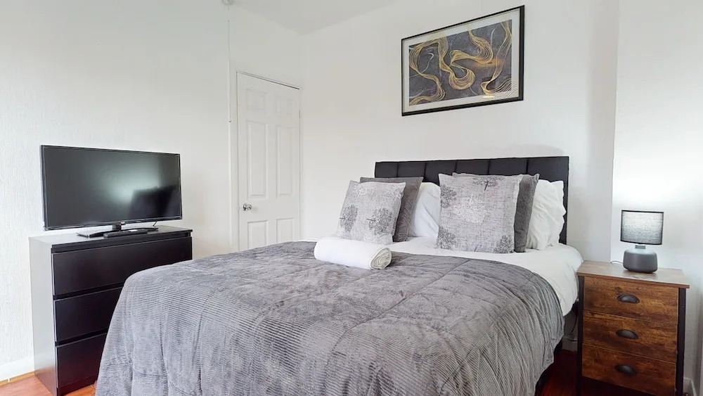 Dagenham - 4 Beds - Sleeps 8 - Wifi