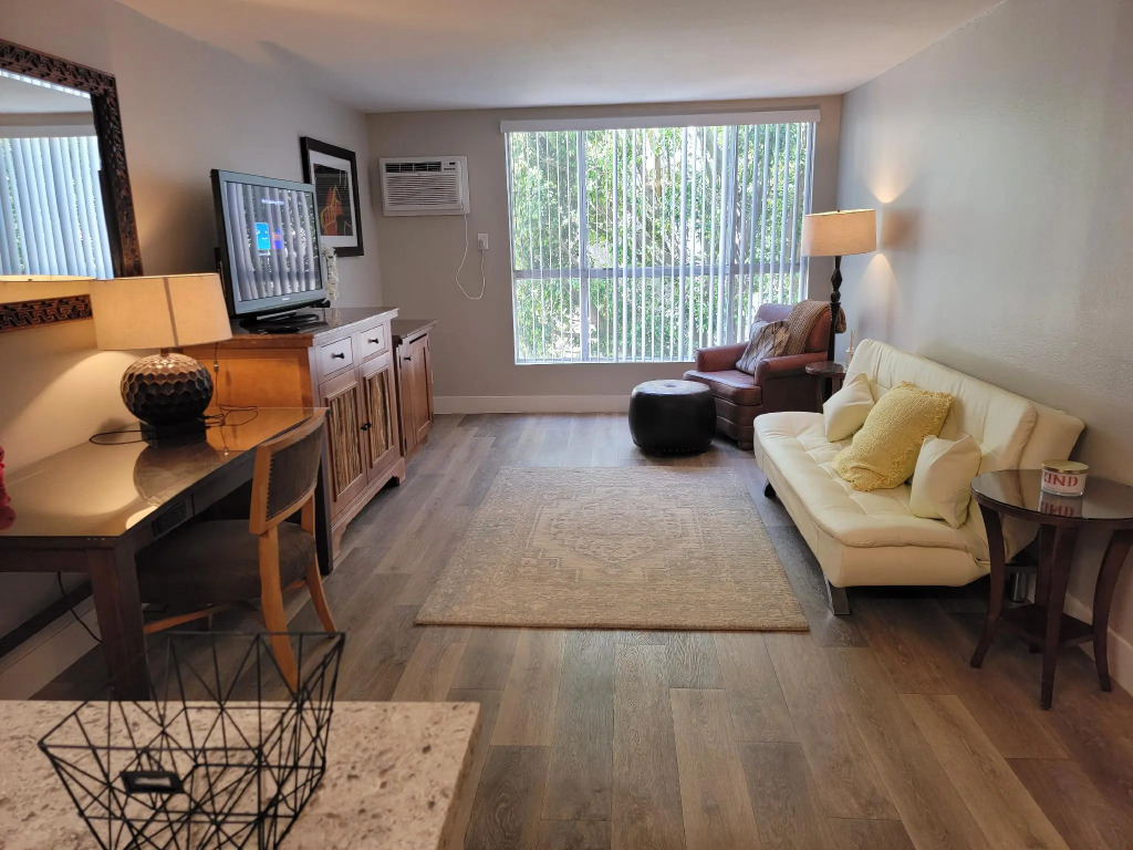 Hollywood Cosmopolitan Apartments