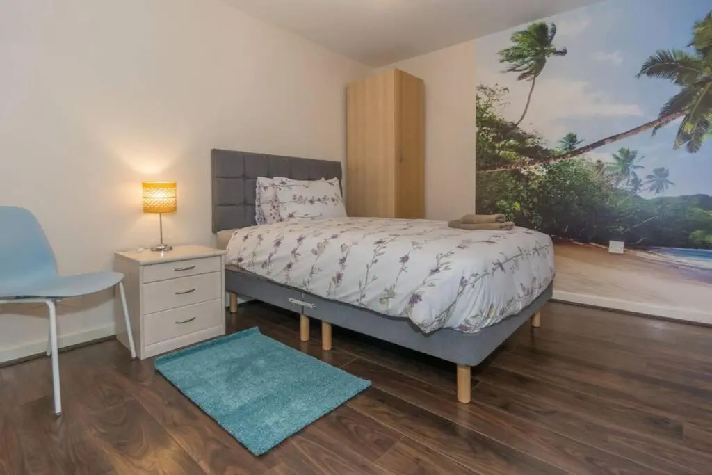 BrumStay UK - 4 Bed House with Garden, Parking and Fibre Broadband with speed upto 250mbps