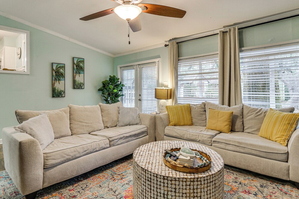 5 Mi to Historic Dtwn Beaufort: Family Gem w/ Yard