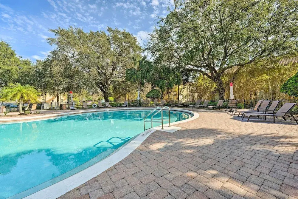 4 Mi to Wdw: Sleek Townhome w/ Community Pool!