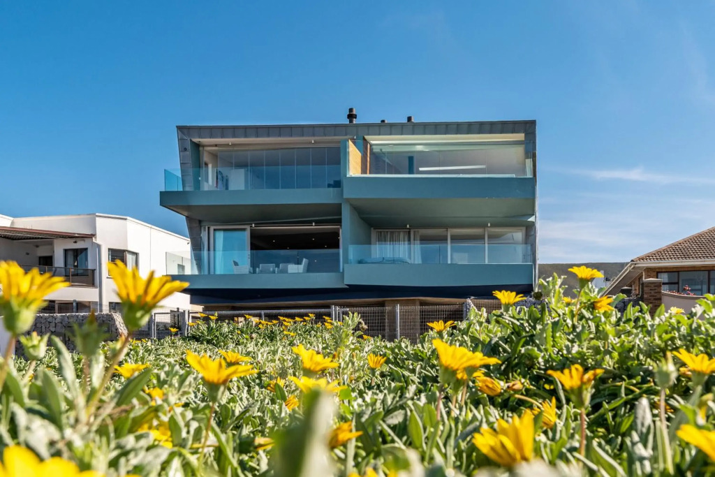 17 Marine, 2 Bedroom Sea-Facing Apt101