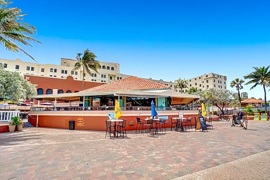 HB 414 - Beach Front suite at Hollywood Beach Resort - direct beach access Swimming Pool