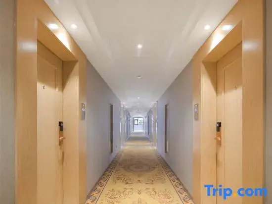 Vienna Hotel (Kunming Baiyun Road Metro Station Jiang'an)