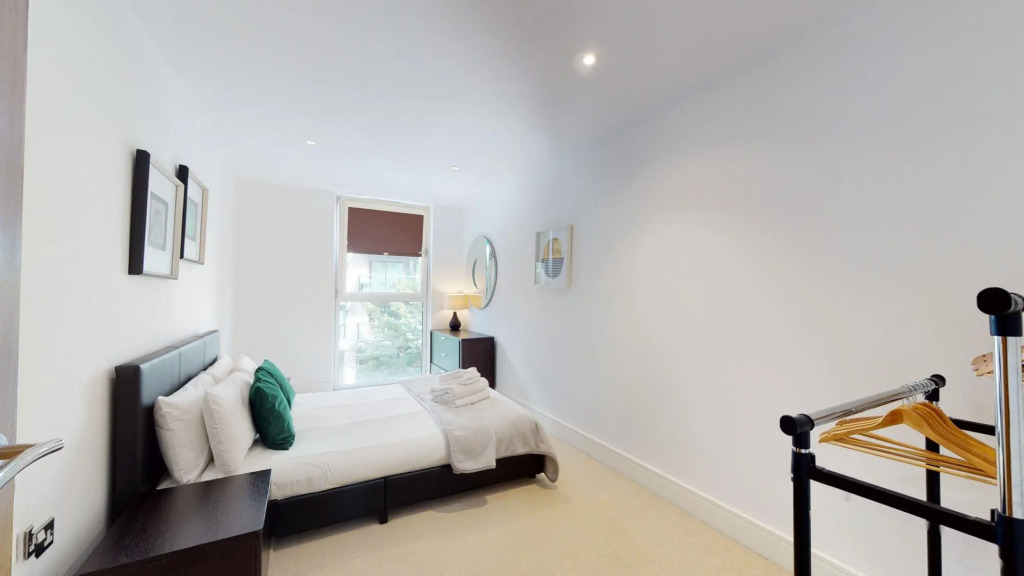 Comfy Two Bed Apartment w Balcony in Canary Wharf