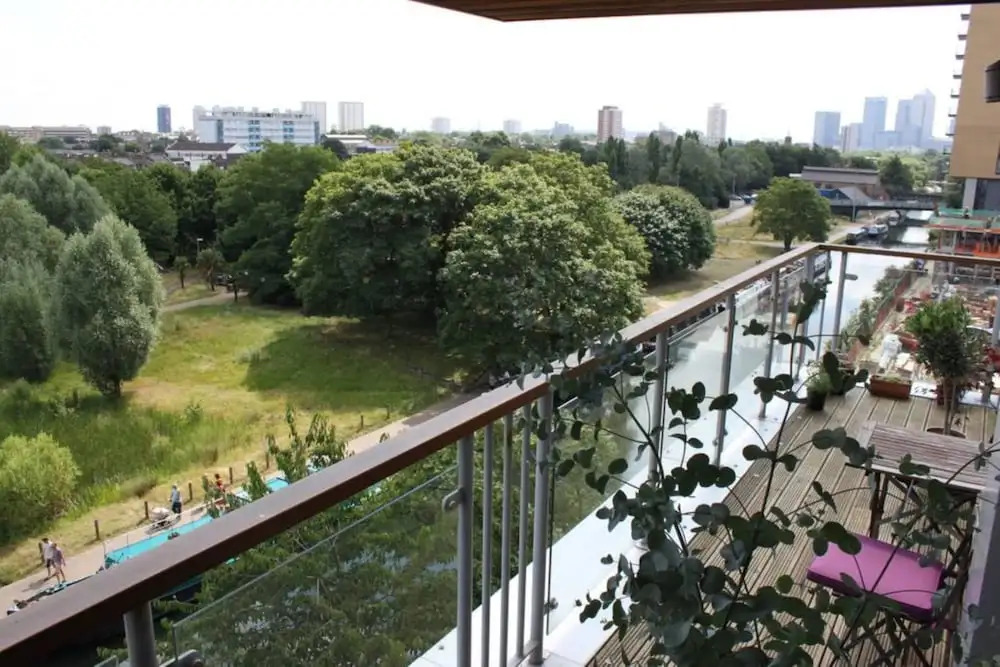 East London 2 Bed Flat With Balcony