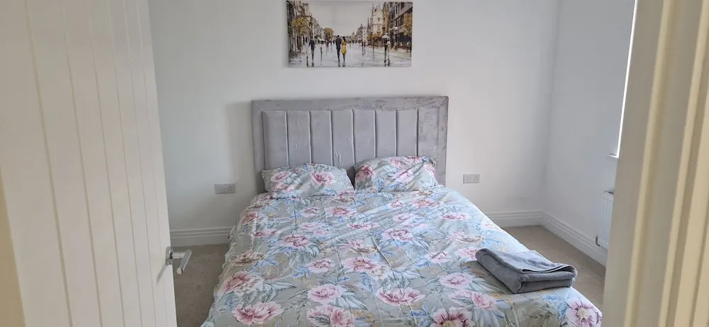 Peterborough - House - Sleeps 8 - Parking - Garden