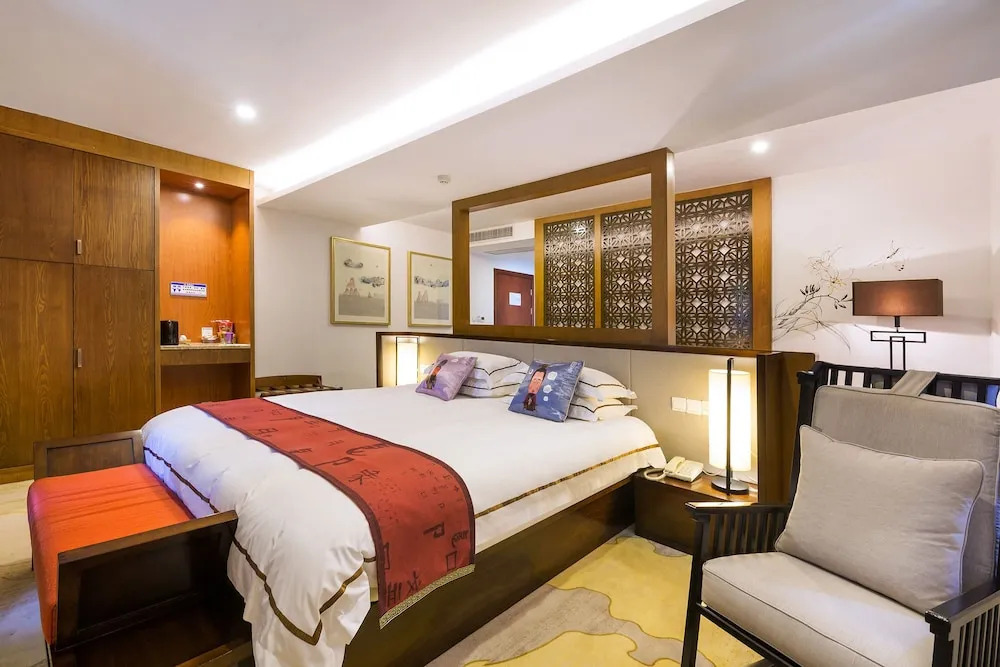 Longmen Impression Hotel