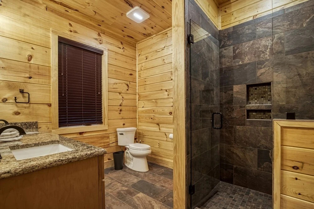 Bear Tracks Lodge 4 Bedroom Cabin by RedAwning