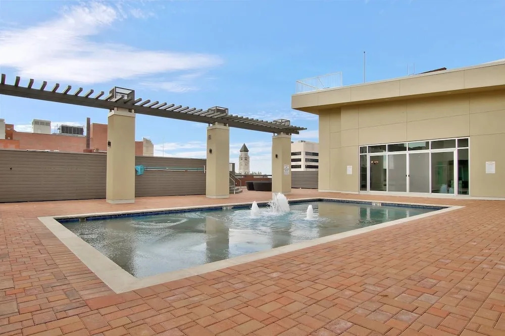 High End Old Town Loft + Pool + Clubhouse