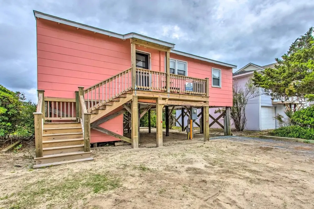 Rustic Beachfront Cottage w/ Deck & Boardwalk