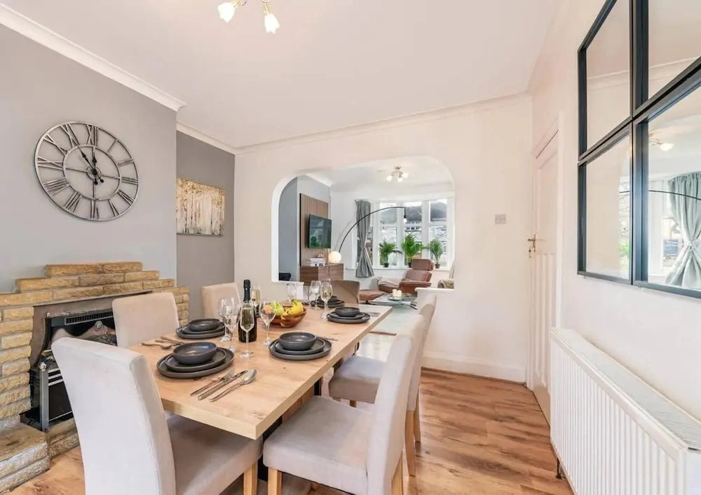 Charming 3-bedroom Wolverhampton Home With Private Hot Tub