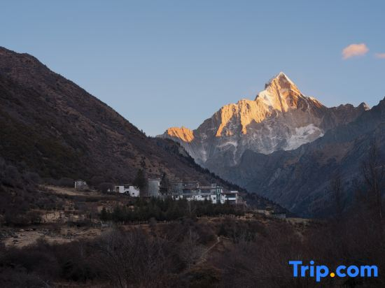 Siguniang Mountain Yangwangxingkong Snow Mountain Hotel[The best spot to view snow-capped mountains]
