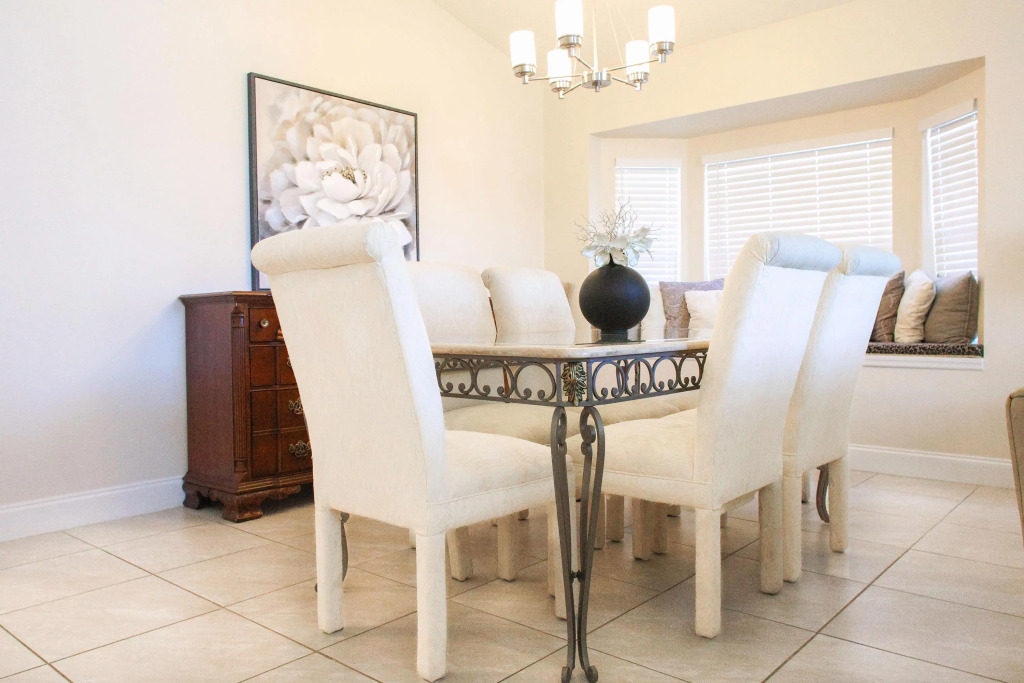Modern Villa with Games Room & Lake View Pool, Kissimmee, US