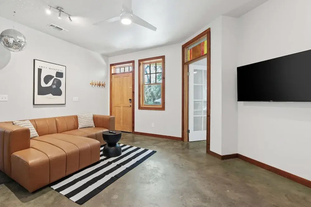 Urban Cowboy Villas - Heart of 704