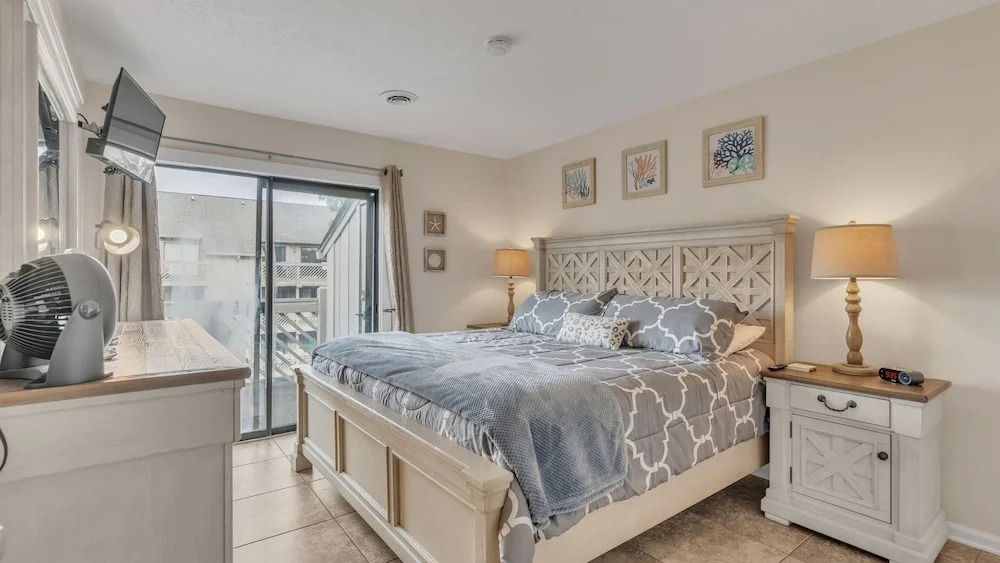 Kiana's Beach Retreat 2 Bedroom Condo by RedAwning